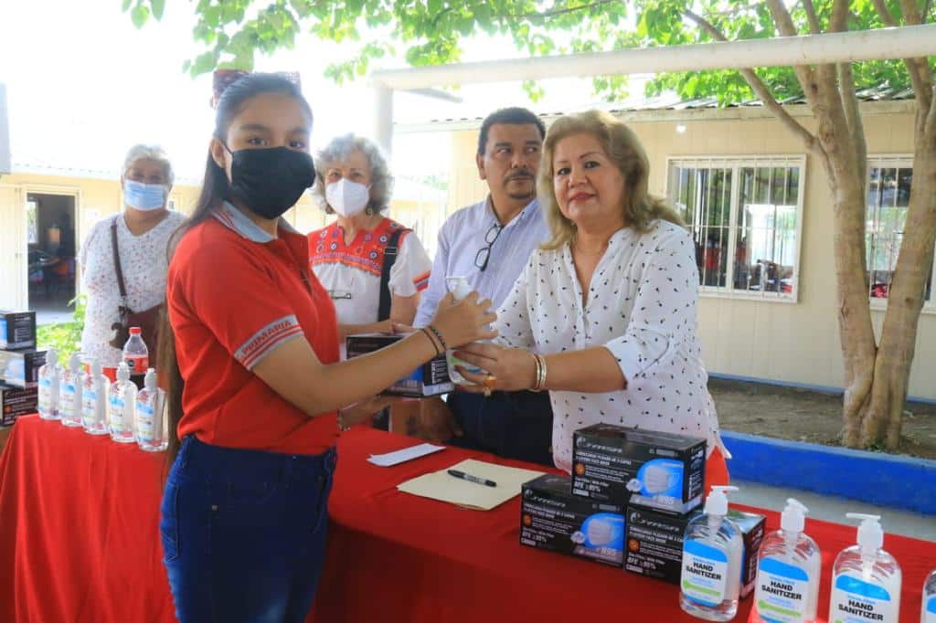 Continúa Gobierno de Lalo Gattás llevando kits de higiene a escuelas